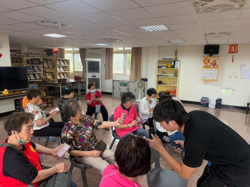 老師在指導學員