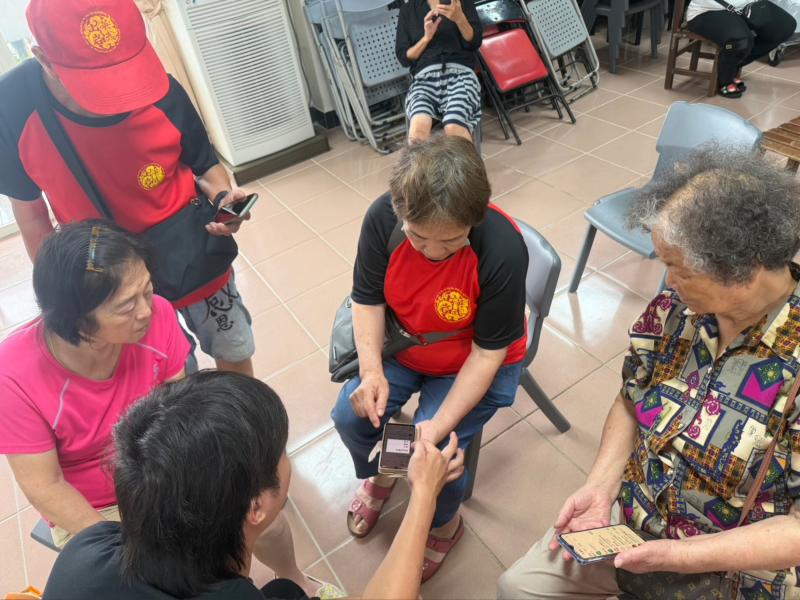 老師在幫有問題的學員解決問題