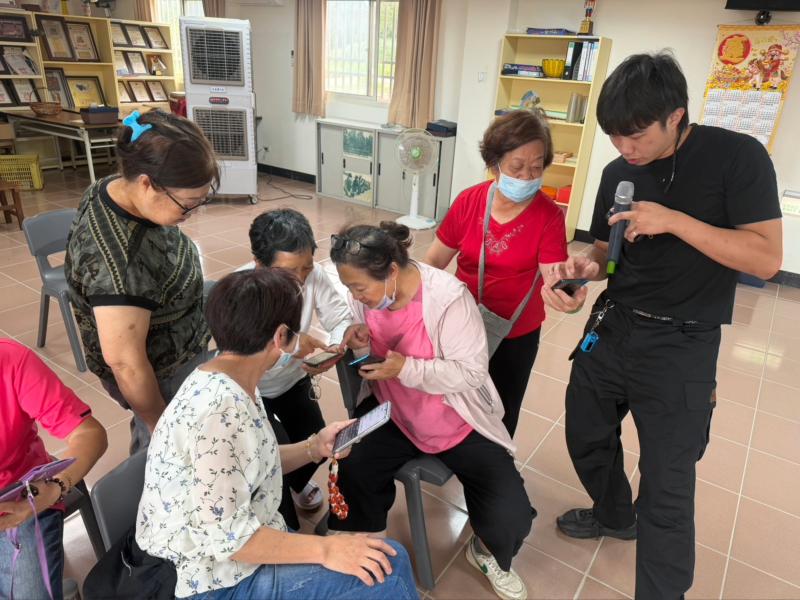 學員正在積極地討論課程內容