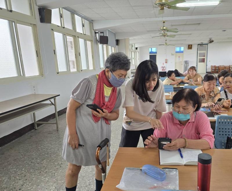 講師透過實際操作,帶領學員學習檔案上傳、下載、分享與整理技巧