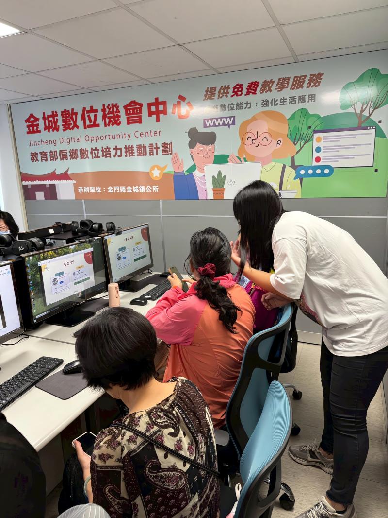 老師正在教導學員