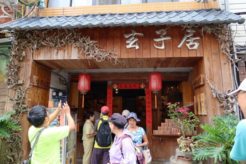 學員們一邊聆聽故事，一邊用手機記錄下店家環境、人物特色與訪談內容，希望完整保存每一份珍貴資料。