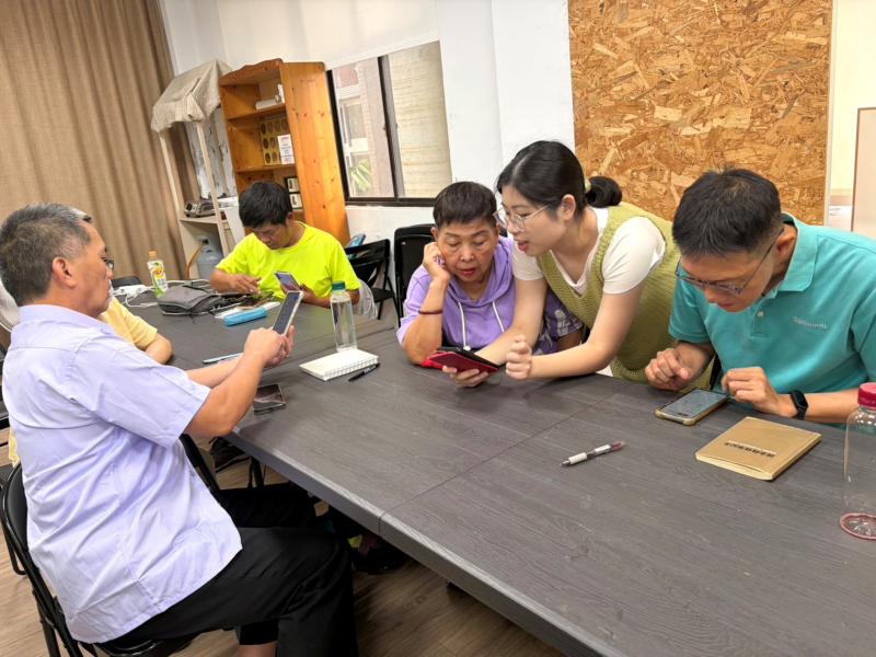 講師除了教大家基礎的地圖運用外 也帶領大家將踏查蒐集的資料結合製作屬於大家的數位雲端地圖