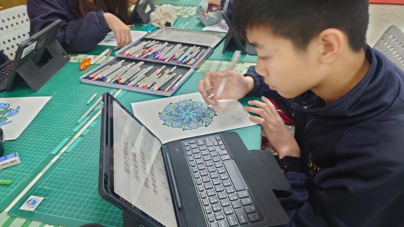 講師教孩子們利用AI寫詩,並騰入自己手繪的作品中