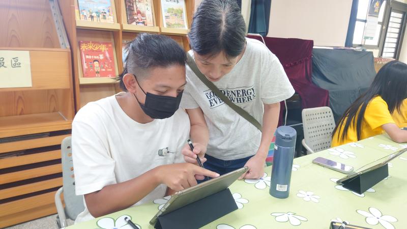 畢業已久的學長,也和媽媽趁著農閒時來上課,一起討論如何創作