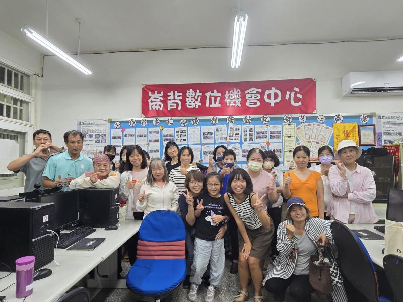 課後老師和學員合影。