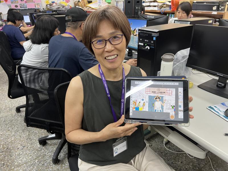 一位女性學員面帶笑容，雙手舉起平板展示螢幕上的新埔市場插畫創作，胸前掛有 DOC 學員識別證，背景為電腦教室環境。