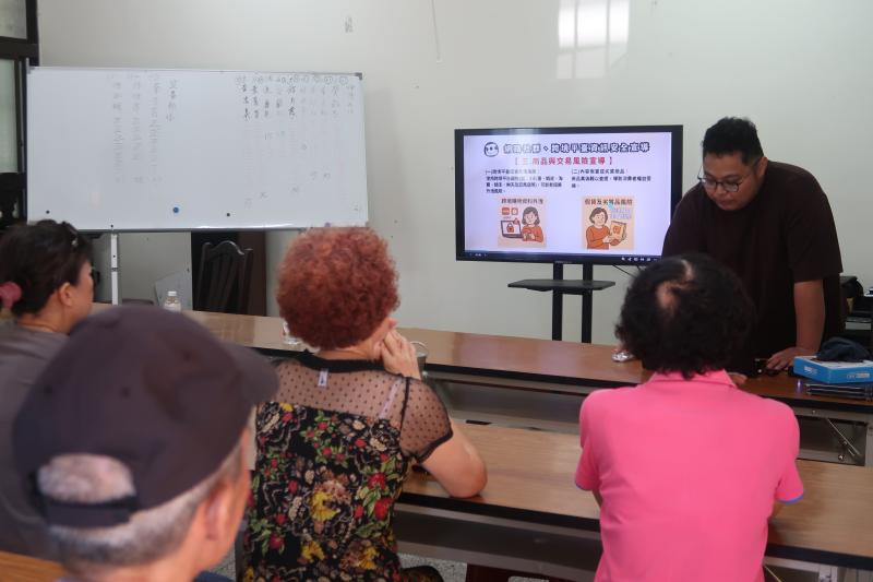 許峻維老師課前宣導網路社群，跨境平台資訊安全宣導。