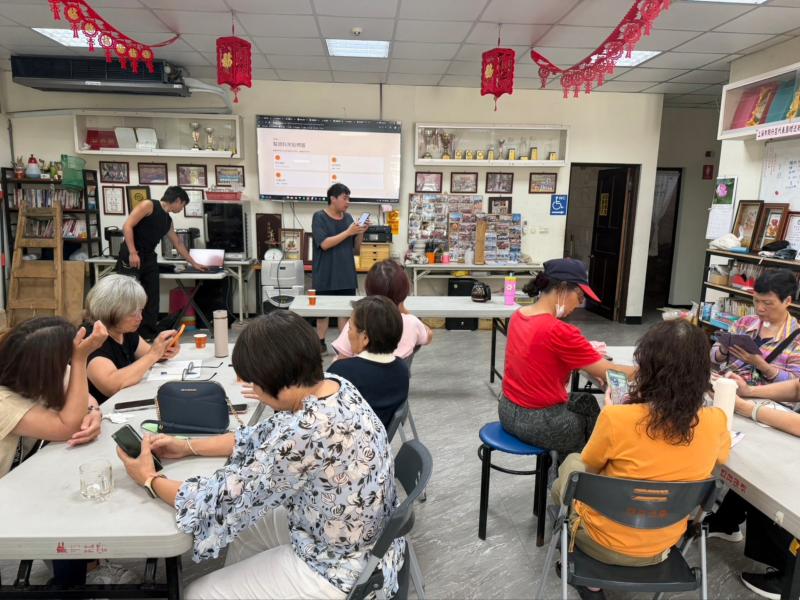 老師以投影方式方便學員理解
