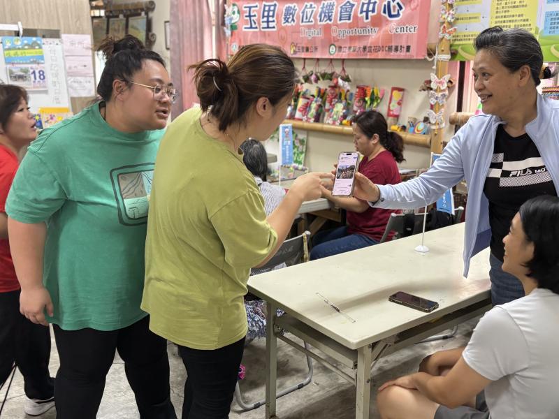 講師和小幫手討論自己拍的作品