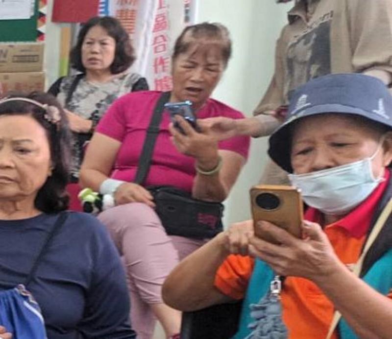 長者透過 APP歡唱喜愛歌曲，在音樂互動中增進人際交流，豐富樂齡生活並提升學習樂趣。