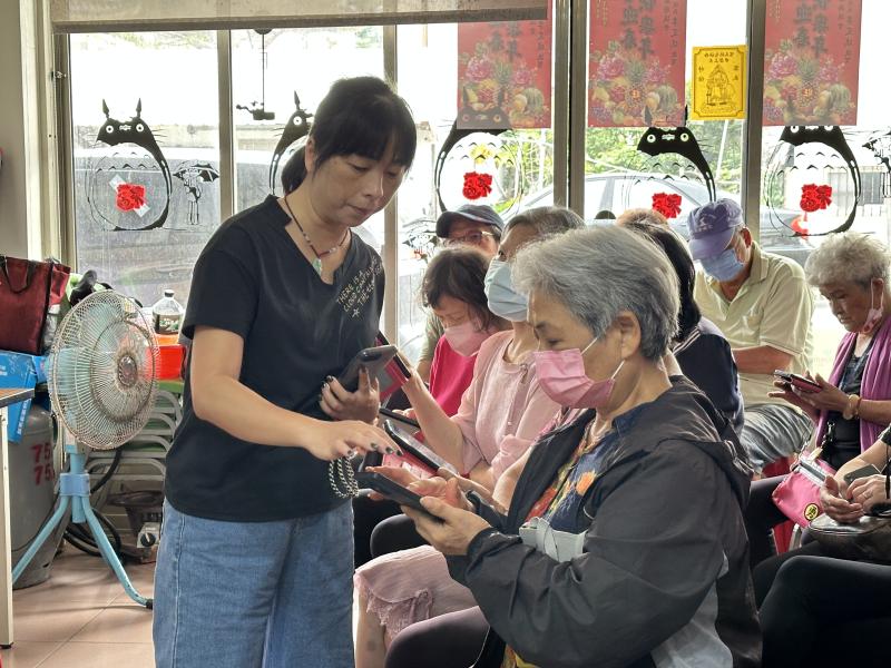 照服員協助長輩操作