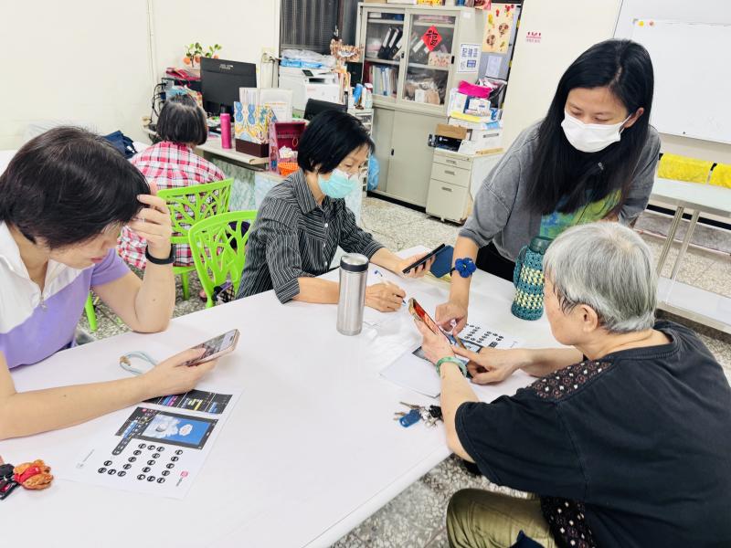隨著課程進入尾聲，學員們開始整理自己拍攝的照片與影片素材，並學習使用手機剪輯APP製作影片。