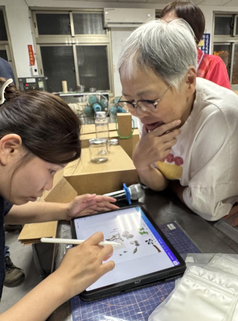 講師協助學員調整設計