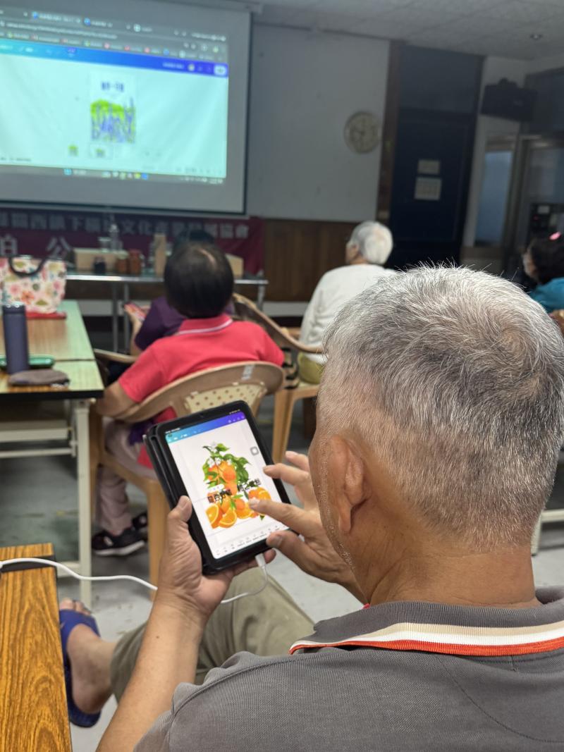 學員跟著老師的指引調整設計圖