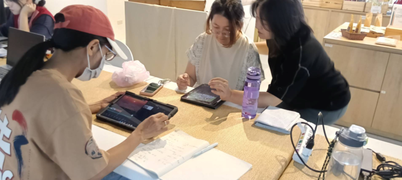 在實際授課過程中，課堂氣氛既專業又充滿趣味。學員們展現出極高的專注度，目不轉睛地聆聽講師示範如何操作 AI 音樂生成 App。