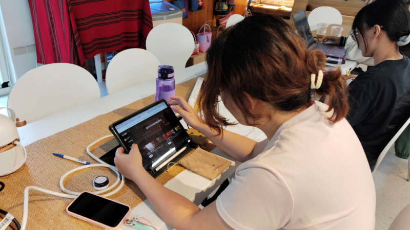 進入實作階段後，學員們熱烈投入自製音樂的挑戰中。大家不僅學會了如何運用工具生成獨一無二的旋律，更進一步將「自己的聲音」錄製並融合進音樂作品裡。