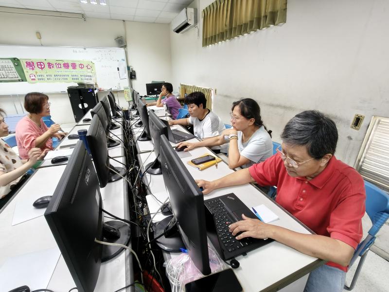結合AI創作與數位工具操作，從主題發想、資料收集、腳本撰寫到語音生成