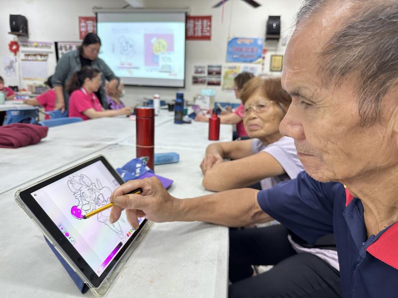 學員認真操作平板繪畫