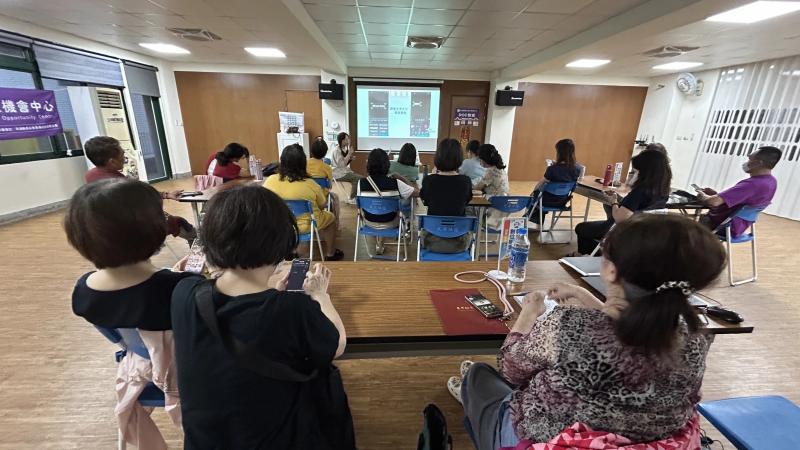 講師講解照片編修學員練習操作