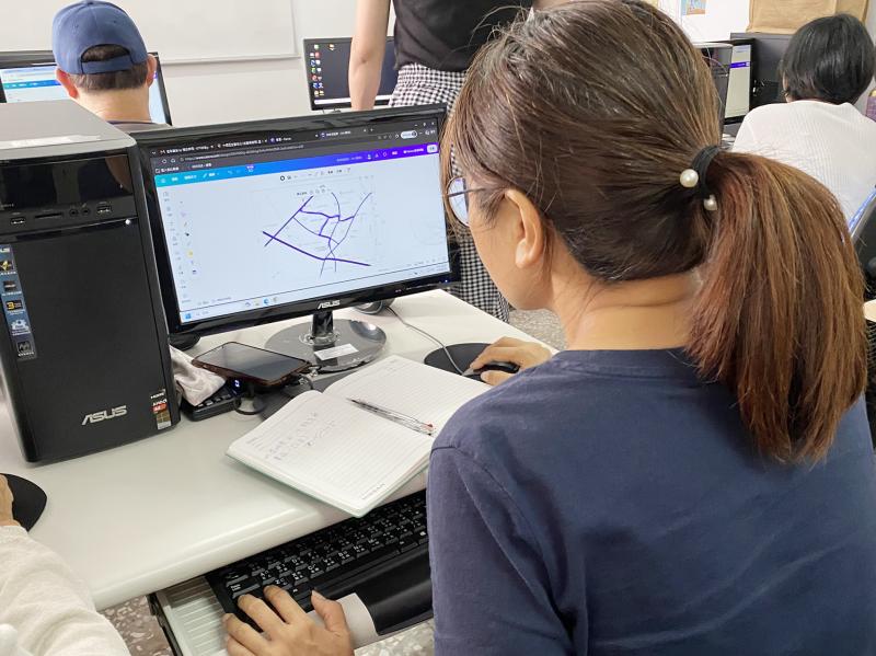 學員透過數位工具進行路線描繪