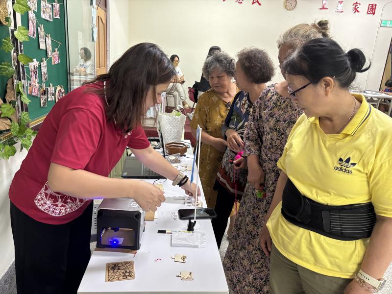 學員經講師引導小雷雕雞摻出的作品