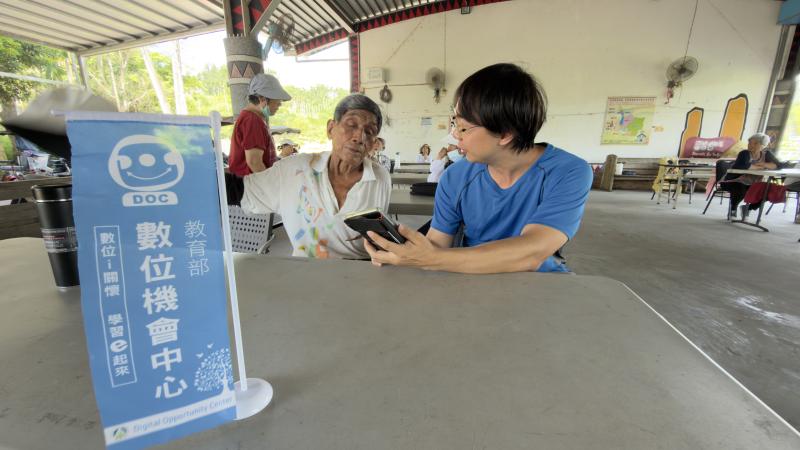 講師親自指導學員下在上課應用程式