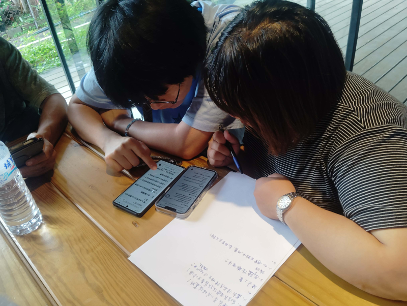 結束豐富的實地訪談後，學員們帶著珍貴的影音素材回到教室。大家開始運用 AI 自動剪輯與調音工具，提升影片品質。