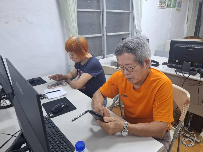 學員認真學習