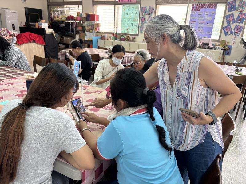輔導員協助學員完成指定作業