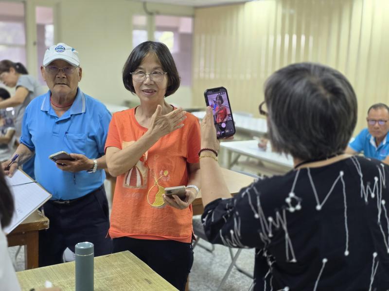 學員相互練習人像拍攝技巧。