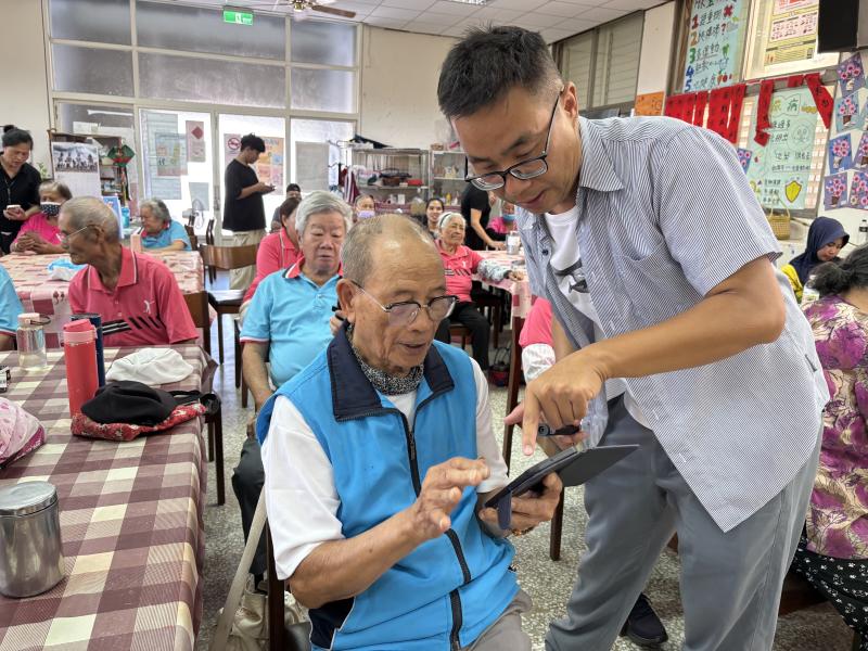 學員阿公92歲了學習手機一級棒