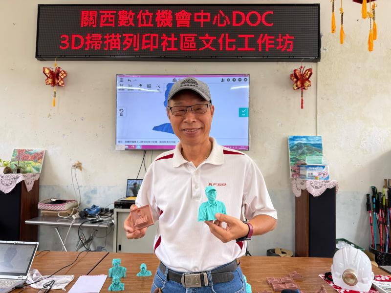 學員和學員作品合影