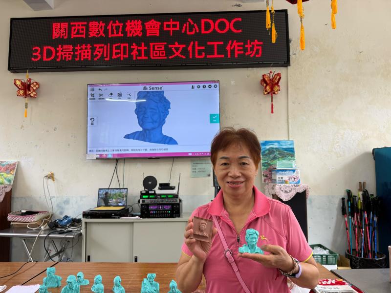 學員和學員的3D列印作品合影