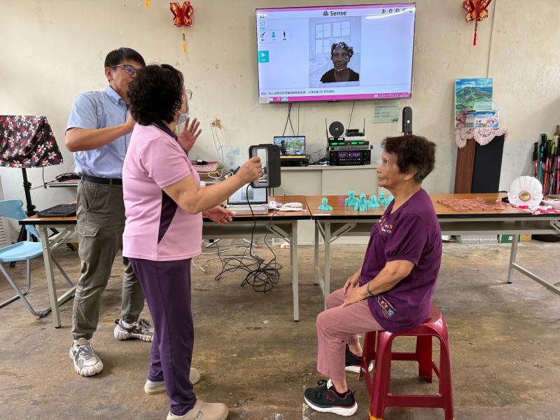 學員利用3D掃描設備進行社區人物數位建檔