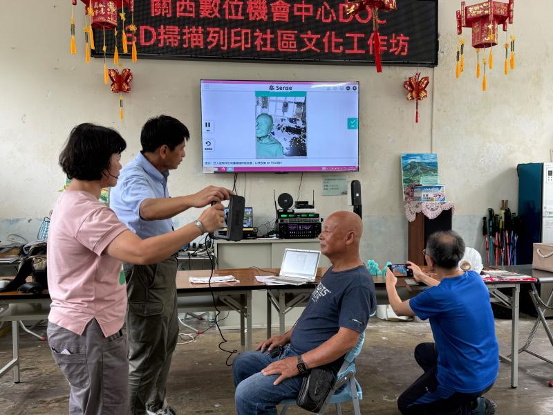 老師指導學員操作3D掃描攝影機進行數位建檔