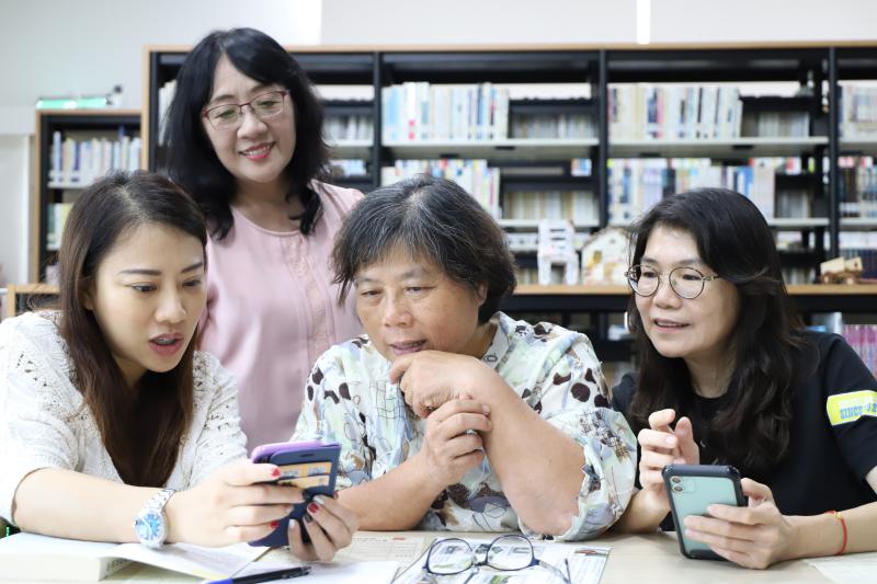 授課老師帶領學員一起操作設計與剪輯工具的應用