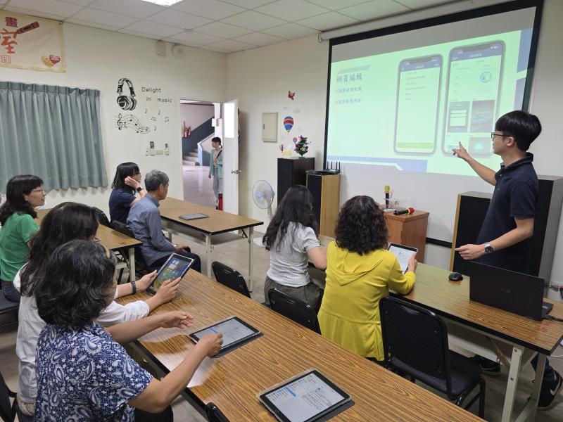台上的講師正為大家解說「網頁編輯」的步驟與模板內容，學員們則在台下專注聆聽