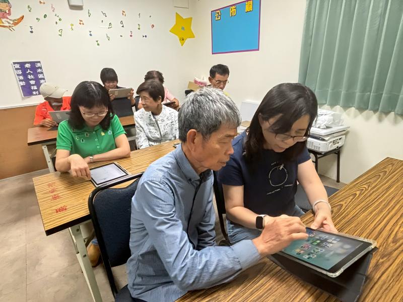 學員們在操作過程中不時與身旁的夥伴或講師進行討論，享受著共學的樂趣