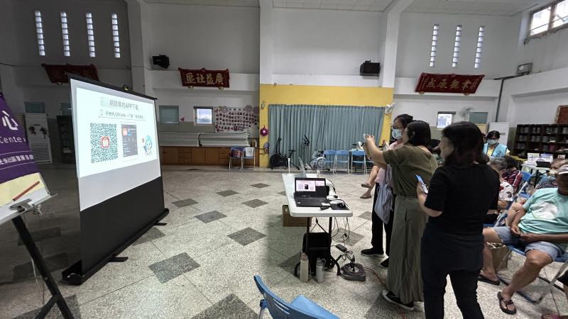 學員們圍著老師問流程卡點