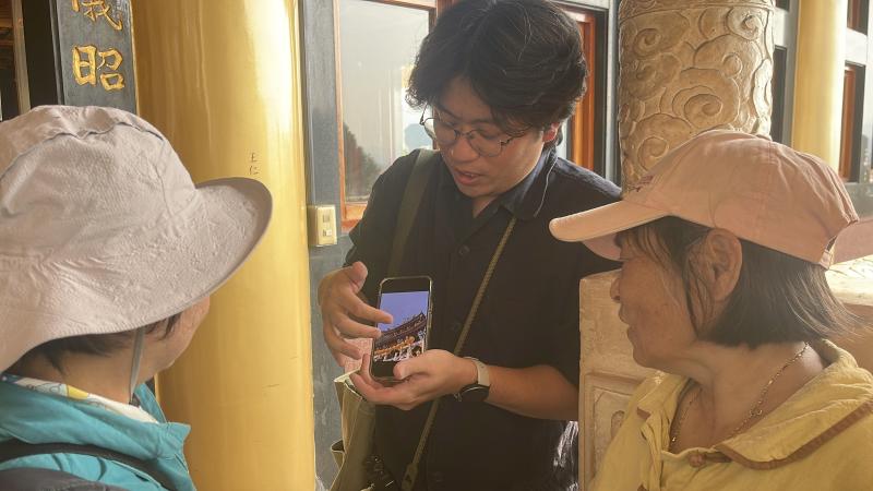 老師以廟宇建築為主題，示範如何利用對稱構圖、留白與透視效果
