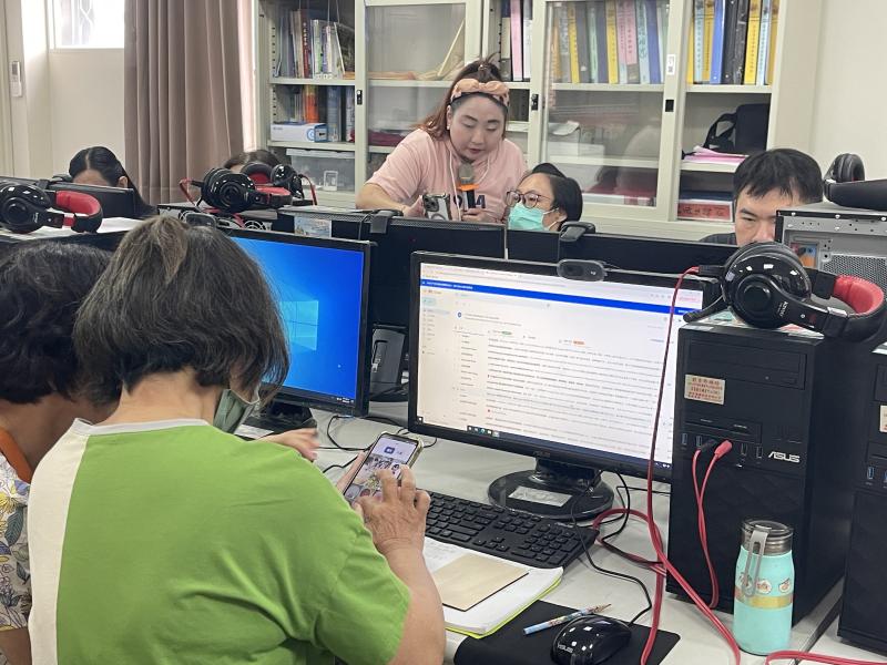 學員們在導師的悉心指導下，更熟練地運用手機輔助編輯，展現出高度的數位應用能力。