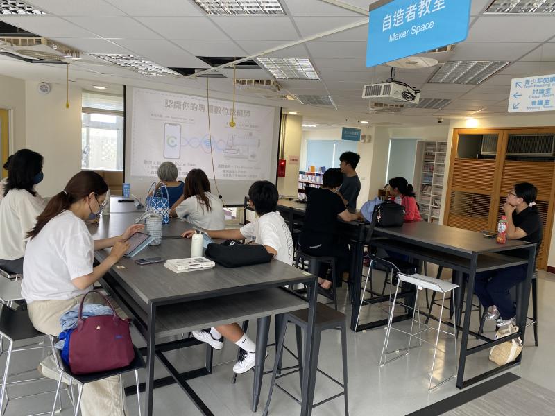 學員們皆認真投入課程學習,專心聆聽教學內容,並依照操作步驟實際練習,課堂互動情形熱絡。