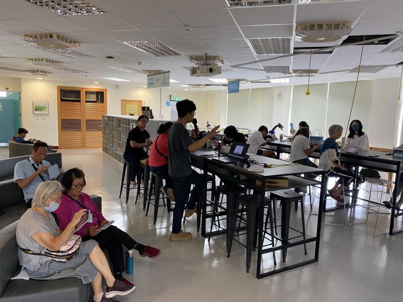 完成的電繡手帕作品呈現多元且富有個人特色,不僅提升學員對數位工藝的認識,也增加實際操作能力與創作信心。