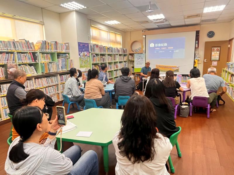 林園數位機會中心於鳳芸里辦理「影像紀錄-手機採訪、影像技巧、剪輯實戰」課程。