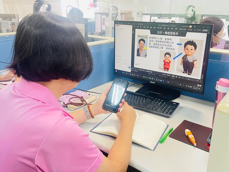 學員專注筆記，用心學習精準指令，了解下指令跟把話說清楚是一樣重要的。