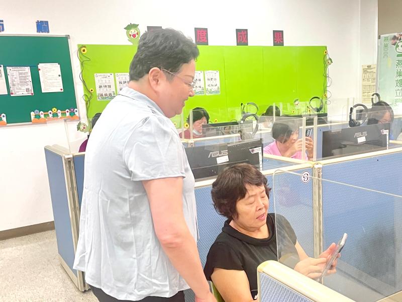 老師微笑陪伴解惑，鼓勵學員勇敢向AI提問，畫面溫馨動人。