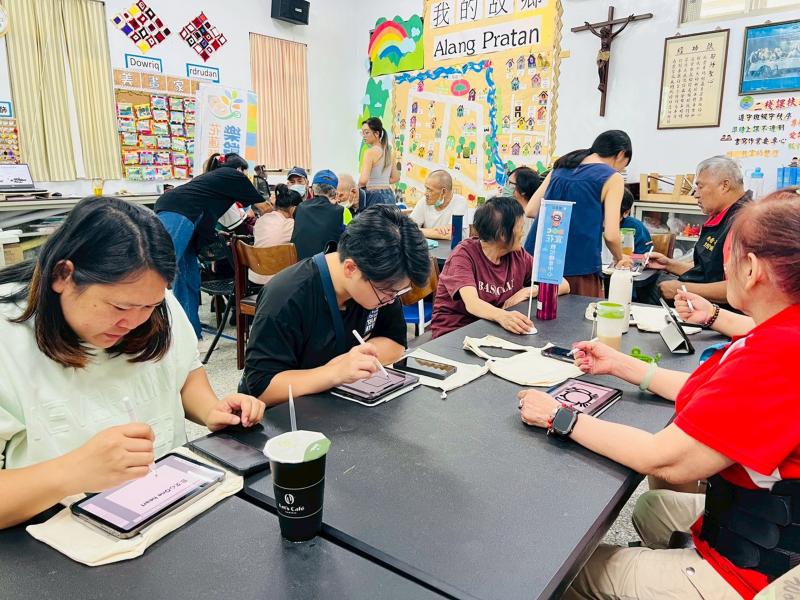 秀林DOC電繪創作班上課實況,講師在台前示範電繪技巧,台下學員認真聆聽