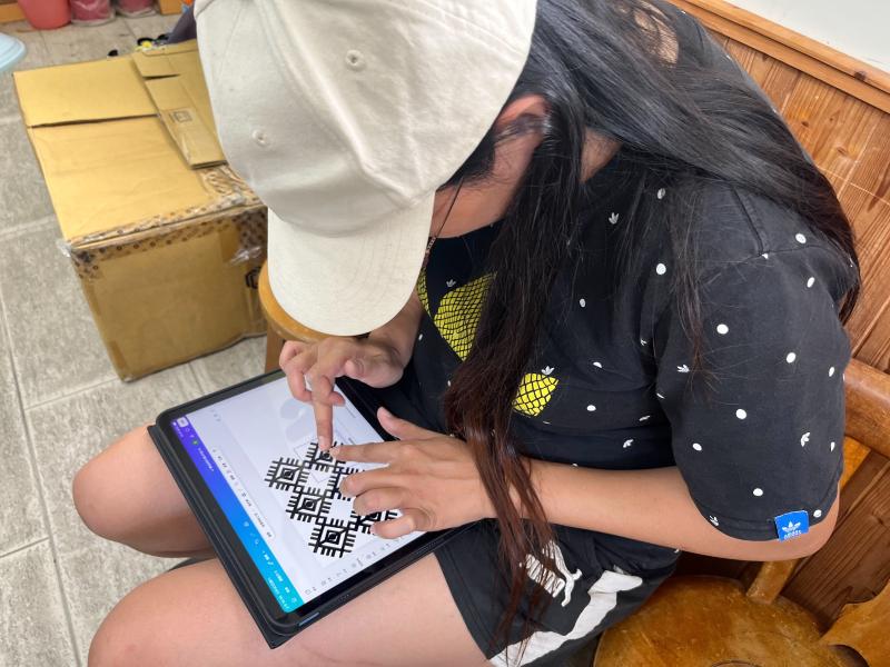 從平板繪畫的圖紋設計，再到Canva平台排版出連續印花圖樣，呈現出交織感的生命故事。