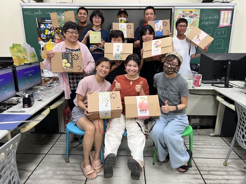 學員們合影展示親手設計完成的各式水果包裝禮盒,臉上充滿成就感